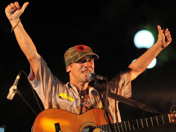 Manu Chao sale a la luz y se cuela en la casa de sus fans
