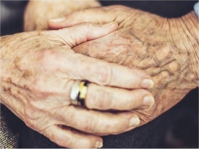 La OMS pide a hijos y nietos llamar a diario a padres y abuelos confinados