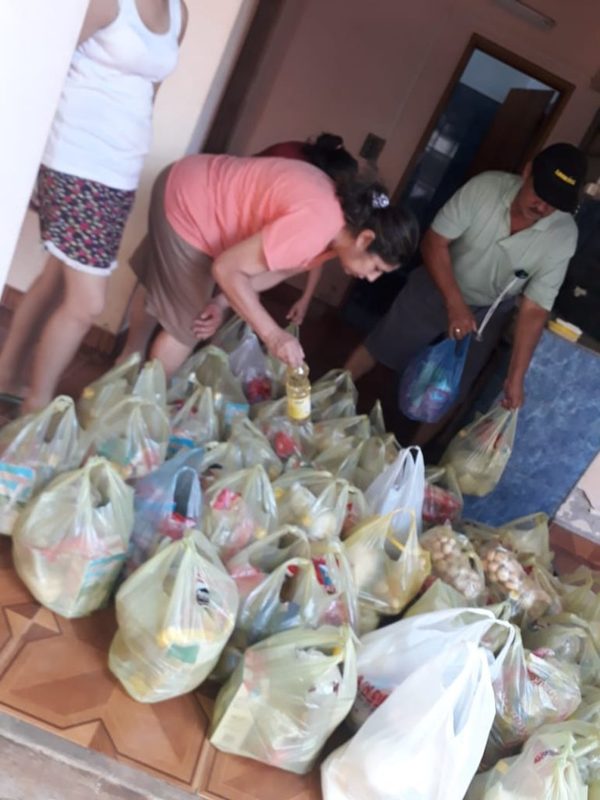 Pastoral social asistió con kits de alimentos a varias familias | San Lorenzo PY