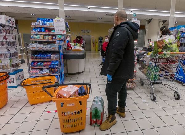 Empleados de los supermercados, en primera línea ante el coronavirus - Mundo - ABC Color