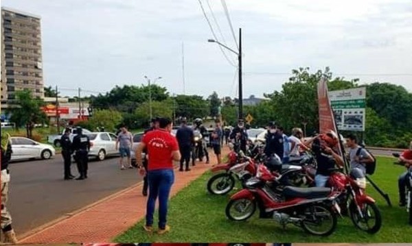 Desplazamiento masivo de personas y vehículos por las calles de Ciudad del Este. Hay fuerte control, pero la gente sigue saliendo de “paseo” - ADN Paraguayo
