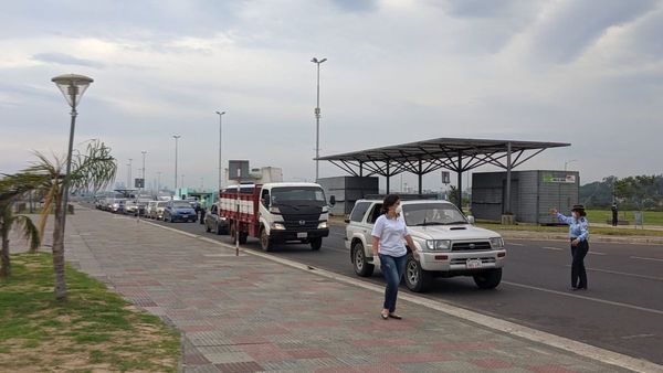 Estricto control causa larga fila de vehículos en la Costanera