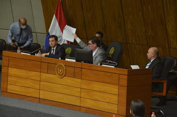 Senadores desoyen clamor popular y no recortan privilegios | Radio Regional 660 AM