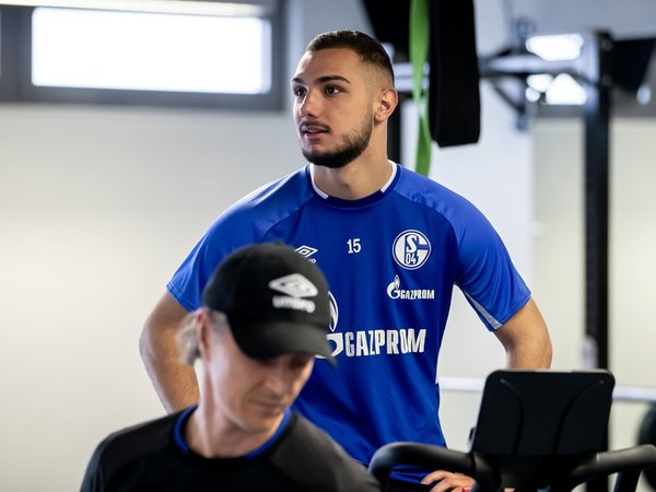 Schalke entrena en formato reducido y con distancias entre jugadores
