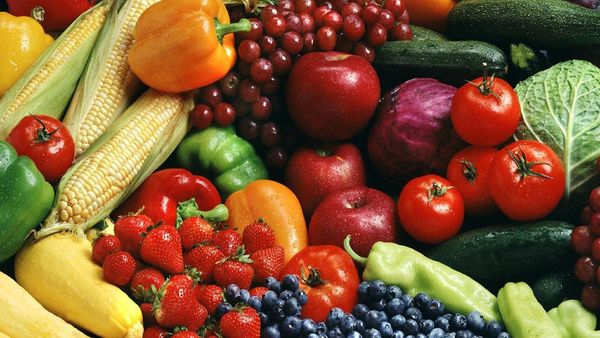 ¿Es suficiente lavar las frutas y verduras solo con agua?