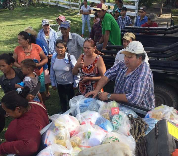 Intendente de San Alfredo reparte carne vacuna y víveres a familias necesitadas
