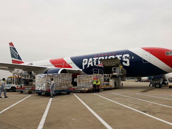 Patriots utilizan su avión para transportar 1,2 millones de mascarillas - Polideportivo - ABC Color