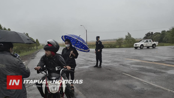 BAJO LLUVIA CONTROLARON A QUIENES CIRCULABAN SOBRE RUTA 8.