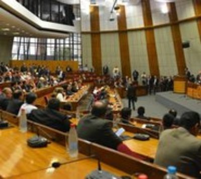 Funcionarios serán investigados tras caso positivo en el Congreso  - Paraguay.com