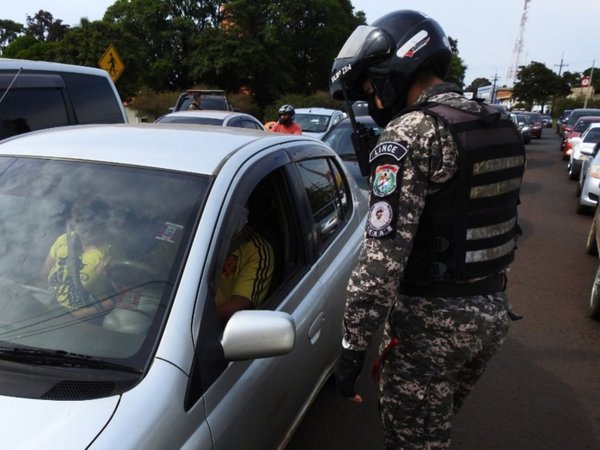 Violando las restricciones, cientos viajan al interior por Semana Santa