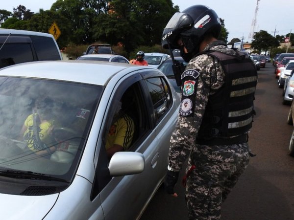 Violando   las restricciones, cientos viajan al interior por Semana Santa