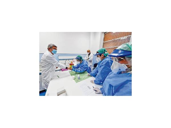 Tratan a enfermos con sangre de pacientes curados
