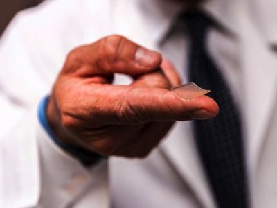 Investigadores prueban con éxito vacuna que se aplicaría con parche