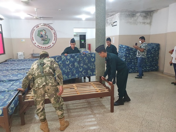 Militares entregan 40 camas al IPS de Concepción