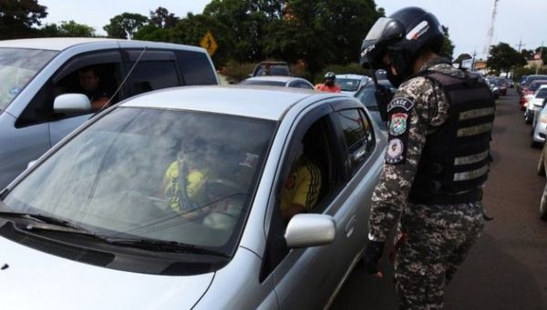 Violando las restricciones, cientos viajan al interior por Semana Santa