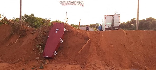 CON ATAÚDES Y CARGAS DE ARENA CIERRAN ACCESO A LA CIUDAD DE AYOLAS