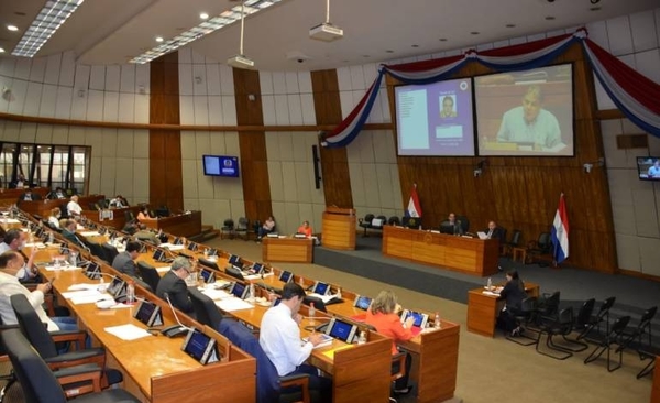 HOY / Senadora esperaba resultados del Covid-19 y fue a sesión, según Víctor Ríos