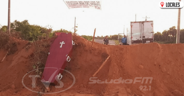 Con arena y ataúd cierran ingreso en Ayolas