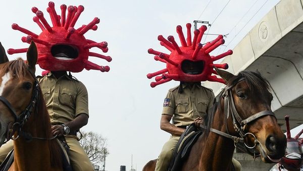 “Coronacasco”: método policial para que los conductores respeten la cuarentena en la India