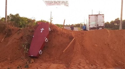 Con arena y ataúd cierran ingreso a ciudades del interior