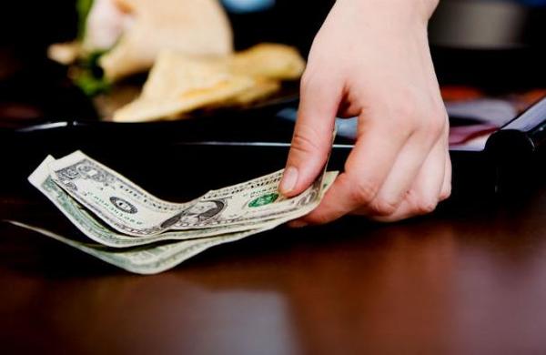 El cliente anónimo que dejó 10.000 dólares de propina en un restaurante de Florida - C9N