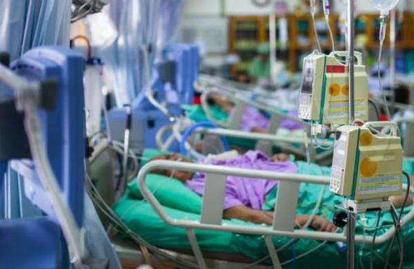 Paciente con coronavirus muerde en la cara a una enfermera para escapar de la cuarentena - SNT