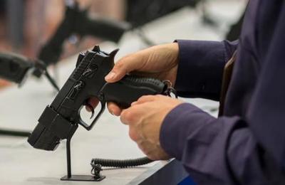 El miedo al coronavirus provoca récord histórico en la venta de armas en Estados Unidos - SNT