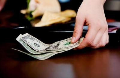 El cliente anónimo que dejó 10.000 dólares de propina en un restaurante de Florida - SNT