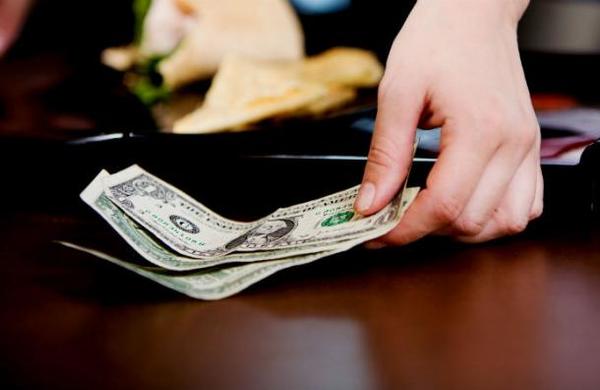 El cliente anónimo que dejó 10.000 dólares de propina en un restaurante de Florida - SNT