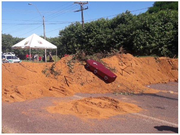 Ayolas restringe acceso a visitantes con arena y ataúdes