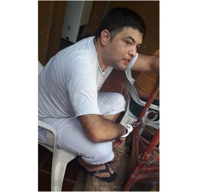 Lo atacaron, pero lo acusan de violencia doméstica y ahora lo quieren echar de la casa junto con su pareja