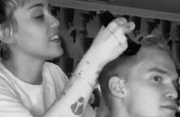 Miley Cyrus se convierte en la peluquera de Cody Simpson y este es el resultado - C9N