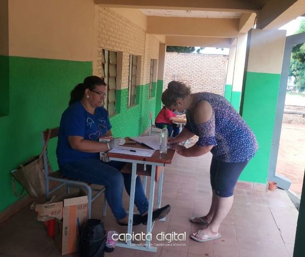 Entregan leche en escuela y padres expresan apoyo a directora