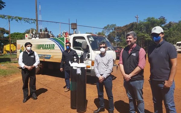 Sindicato de Ingenieros de Itaipú entrega balones de oxígeno a Salud