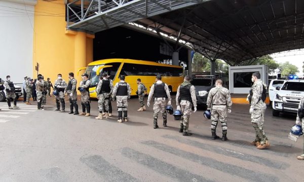 Compatriotas varados en zona primaria serán llevados a un centro militar
