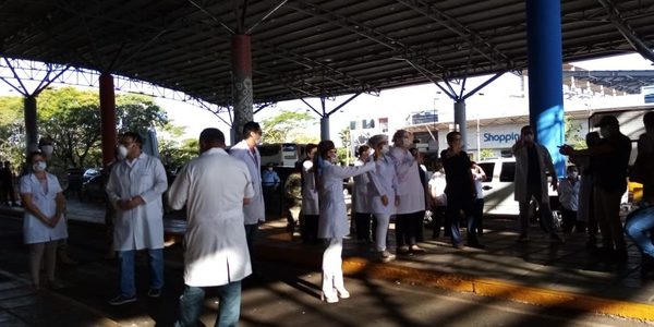 Médicos protestan y el gobierno cierra la frontera Este a más 150 paraguayos que vienen de afuera – Diario TNPRESS