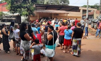 Aglomeración de familiares en portería de la cárcel de CDE – Diario TNPRESS