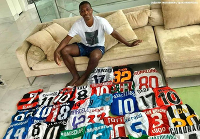 La camiseta de Roque, entre las joyas de Juan