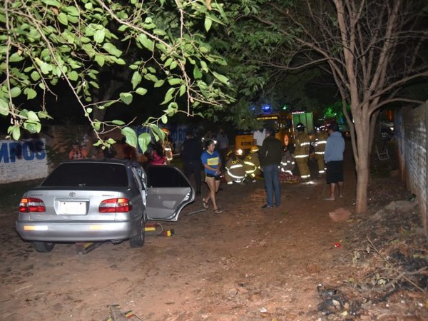 Chocó contra un árbol en la madrugada y quedó atrapado
