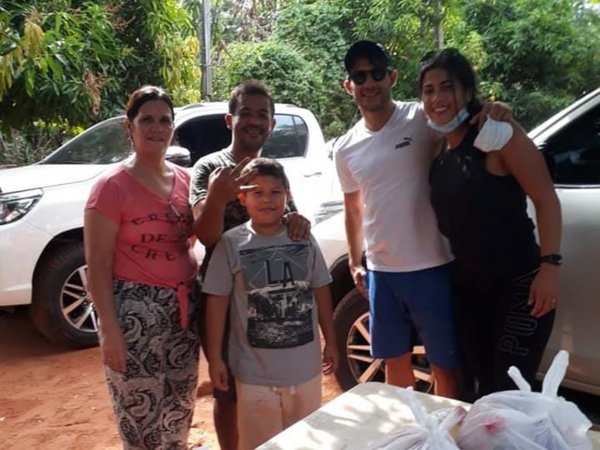 Iván Torres entregó alimentos a familias de Ñemby
