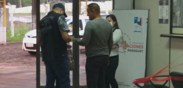 Expulsan a brasileños que ingresaron clandestinamente al país