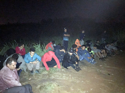 Armada Paraguaya en conjunto con la Policia Federal del Brasil detuvieron a varios contrabandistas.