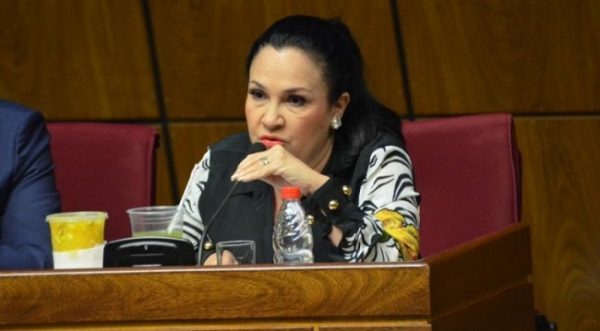 Senadora pidió pasajes para Guatemala, pero fue al Perú