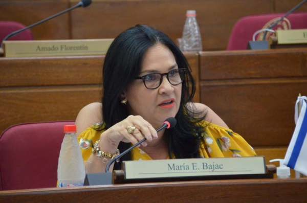 Efraín Alegre pide la pérdida de investidura de la senadora María Eugenia Bajac