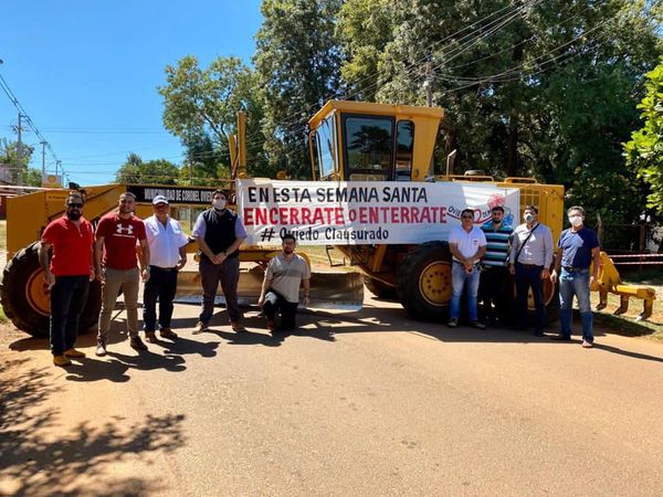 “Encerrate o enterrate”, reza uno de los carteles pegados a uno de los tractores