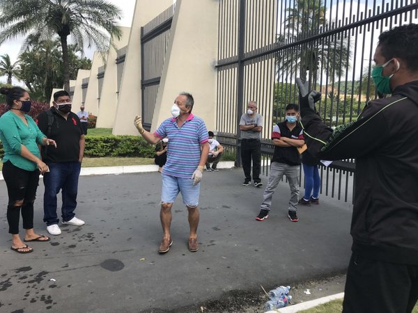 Covid-19: Familiares se agolpan en camposanto de Guayaquil en busca de sus difuntos