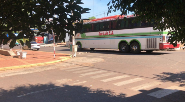 HOY / Interceptan bus de pasajeros que llevaba gente en cantidad y aglomerada