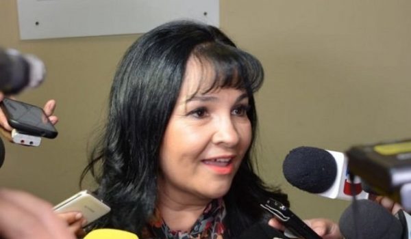 Senadora dice que pagó viaje a Perú con su dinero