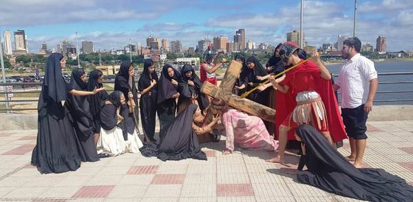 Vía Crucis de Luque, en la Costanera •