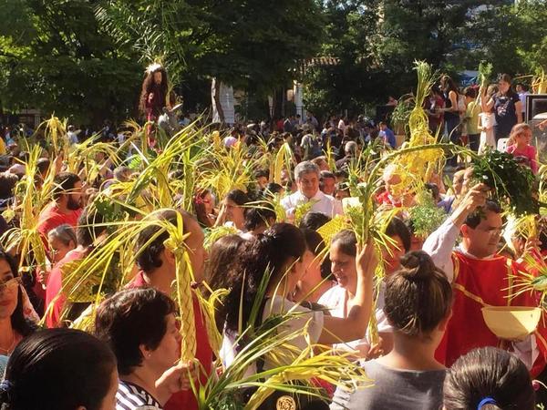 Feligresía luqueña celebra con emoción entrada de Jesús a Jerusalén •